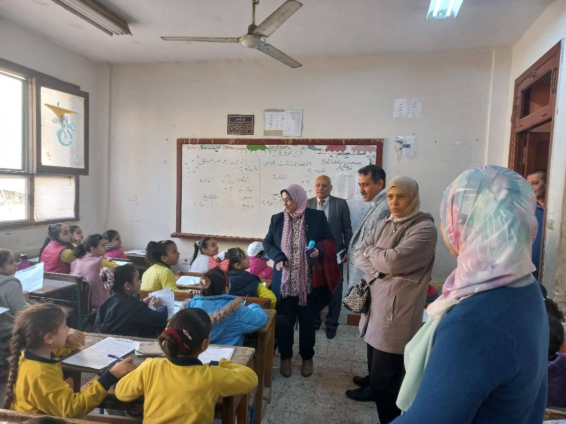 وكيل تعليم الجيزة في جولة تفقدية لضمان سير امتحانات صفوف النقل بكفاءة