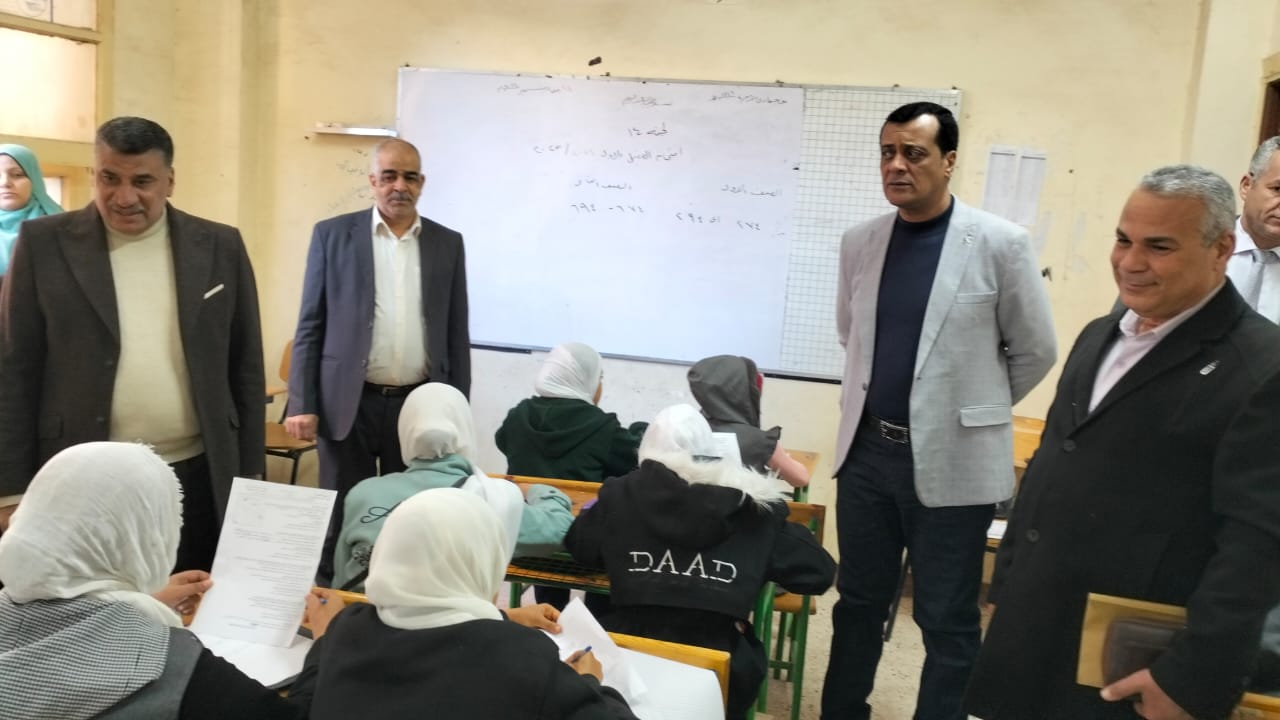 مدير تعليم سوهاج يتابع سير امتحانات الفصل الدراسي الأول بمدارس جهينة