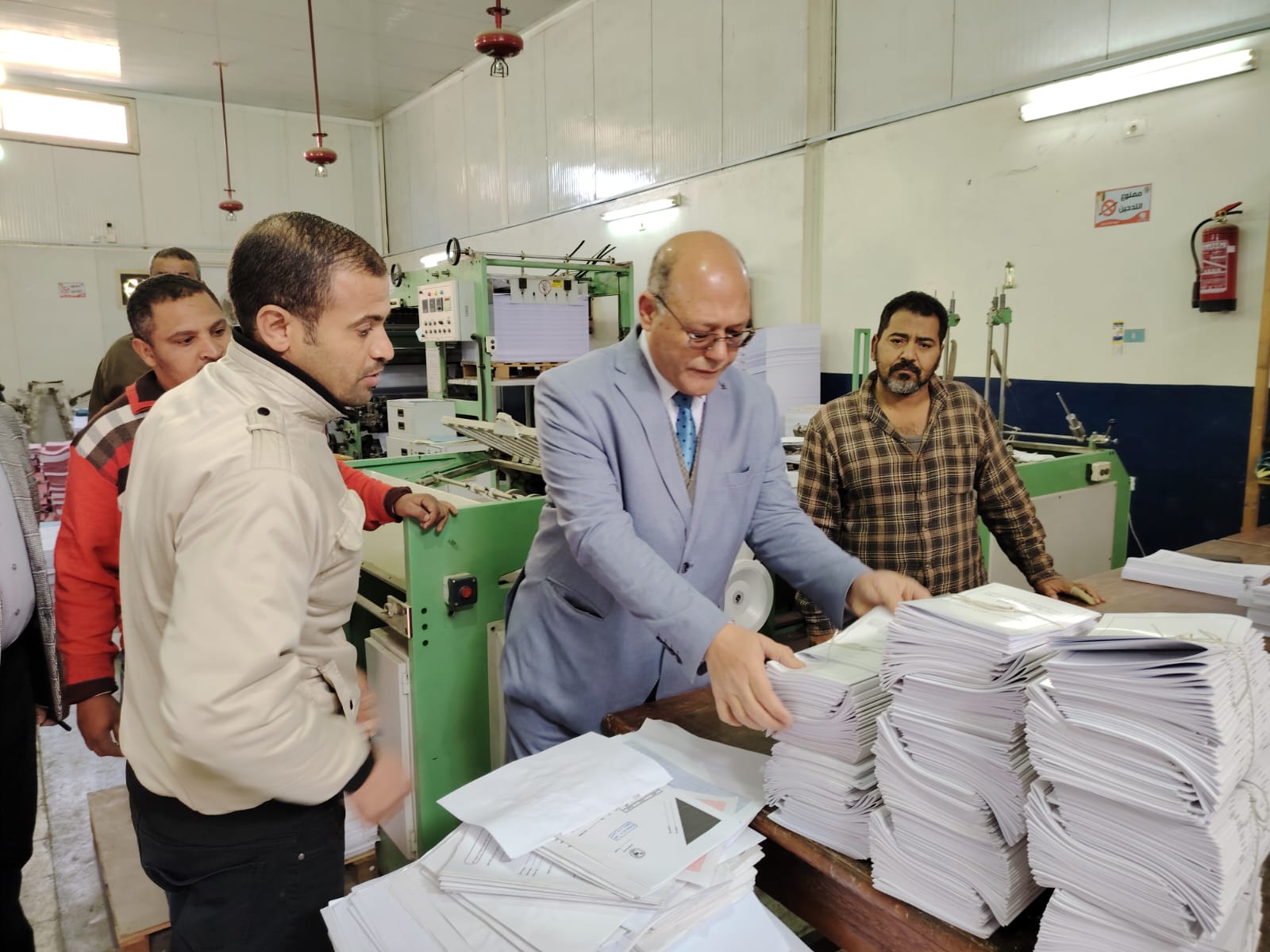 رئيس جامعة سوهاج يتفقد ورش الصيانة والمطبعة لتعزيز الأداء وتحسين الموارد