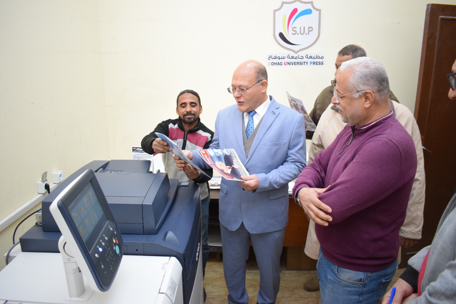 رئيس جامعة سوهاج يتفقد ورش الصيانة والمطبعة لتعزيز الأداء وتحسين الموارد