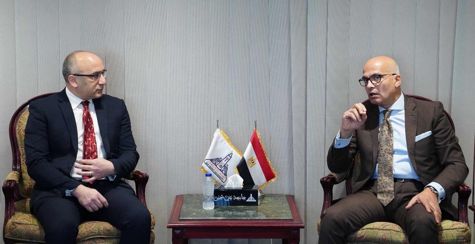 شراكة بين جامعة عين شمس وكلية الجراحين الملكية بلندن لتعزيز التعليم الطبي