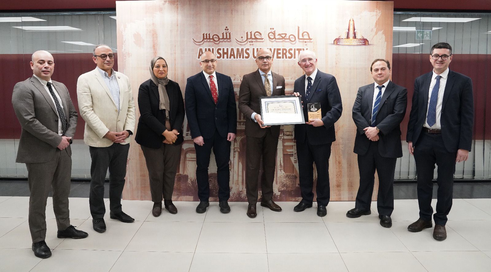 شراكة بين جامعة عين شمس وكلية الجراحين الملكية بلندن لتعزيز التعليم الطبي