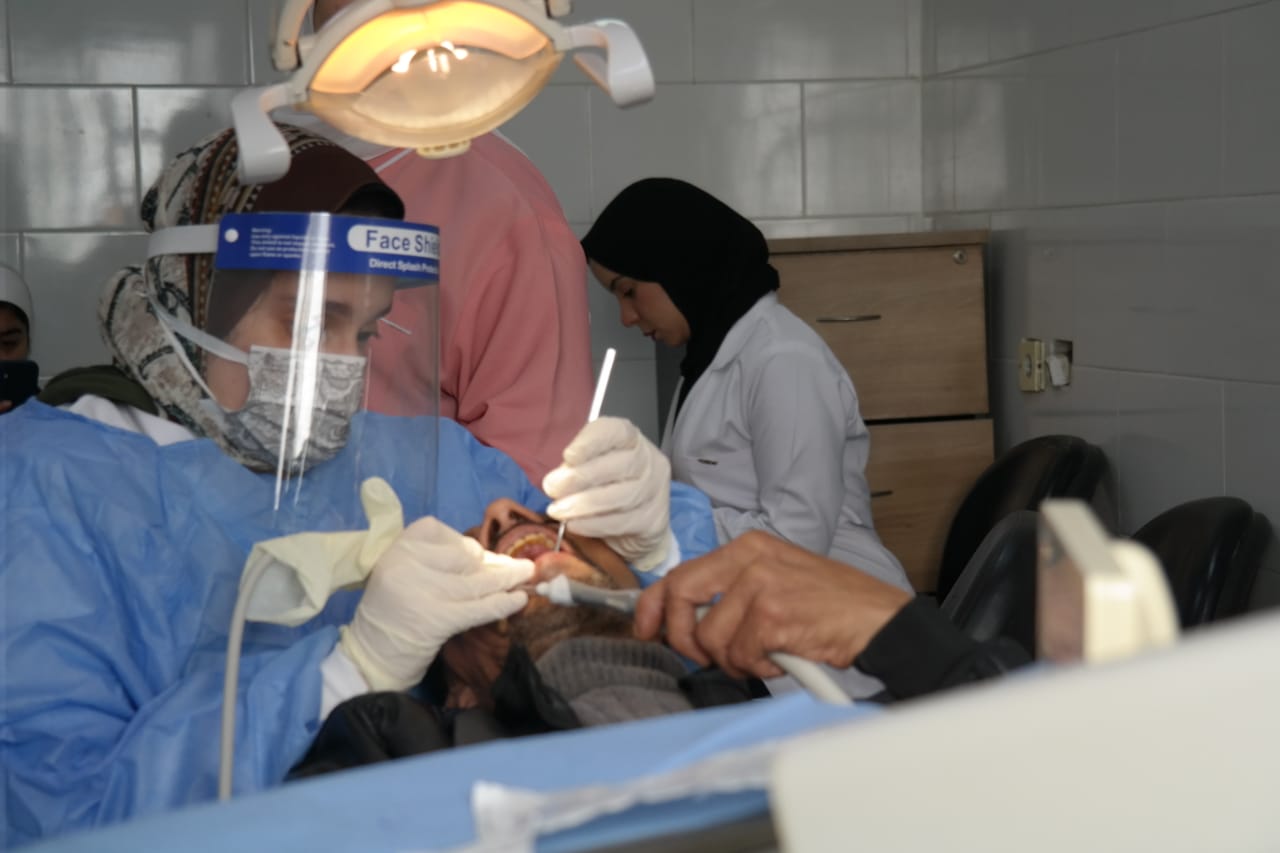 جامعة أسيوط تطلق قافلة طبية متخصصة في طب الأسنان لخدمة أهالي الوليدية