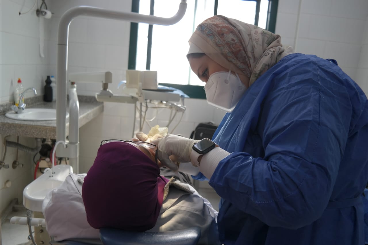 جامعة أسيوط تطلق قافلة طبية متخصصة في طب الأسنان لخدمة أهالي الوليدية