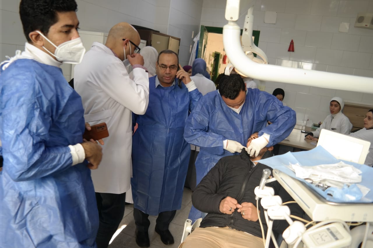 جامعة أسيوط تطلق قافلة طبية متخصصة في طب الأسنان لخدمة أهالي الوليدية