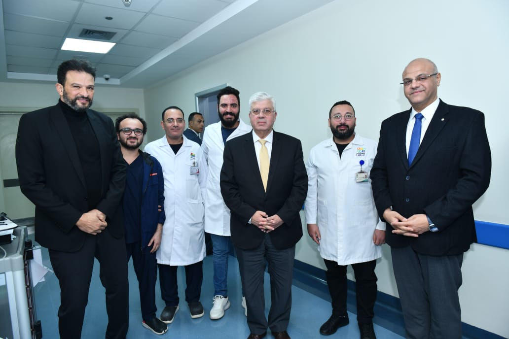 وزير التعليم العالي يدعم غزة ويقوم بزيارة تفقدية للمصابين بمستشفى الناس الخيري في القليوبية