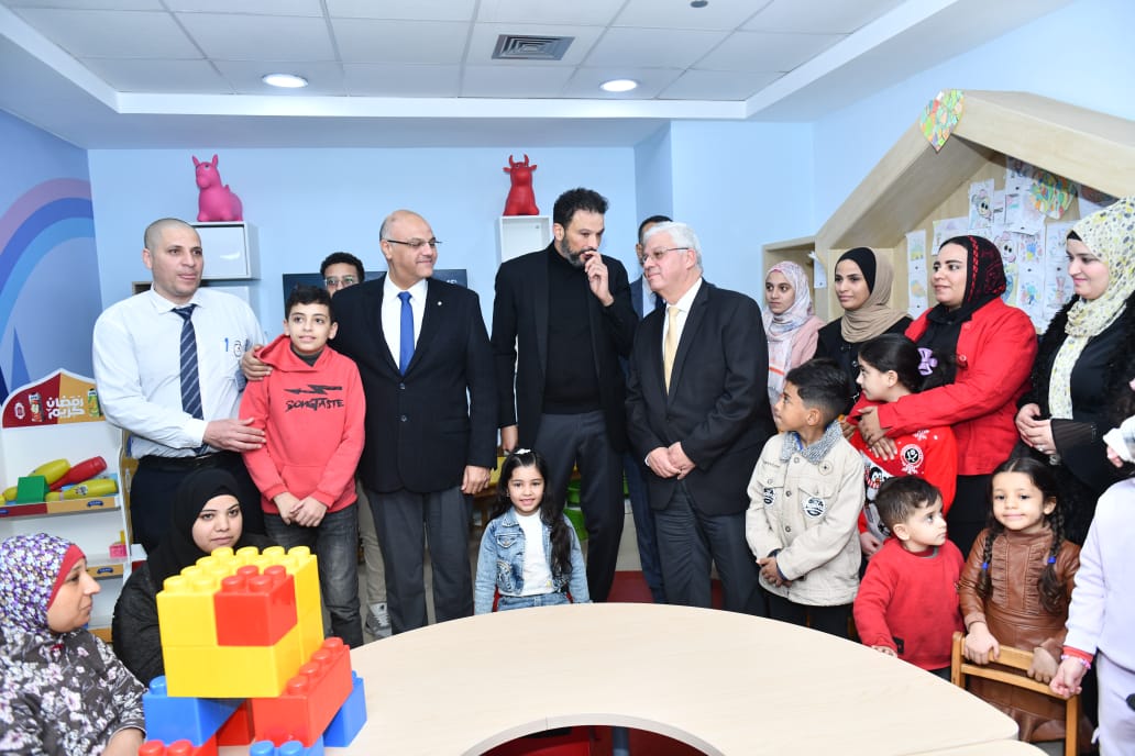 وزير التعليم العالي يدعم غزة ويقوم بزيارة تفقدية للمصابين بمستشفى الناس الخيري في القليوبية