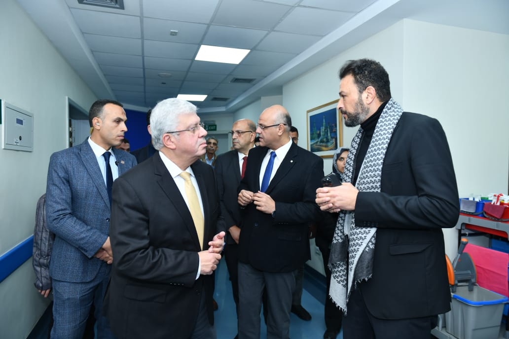 وزير التعليم العالي يدعم غزة ويقوم بزيارة تفقدية للمصابين بمستشفى الناس الخيري في القليوبية