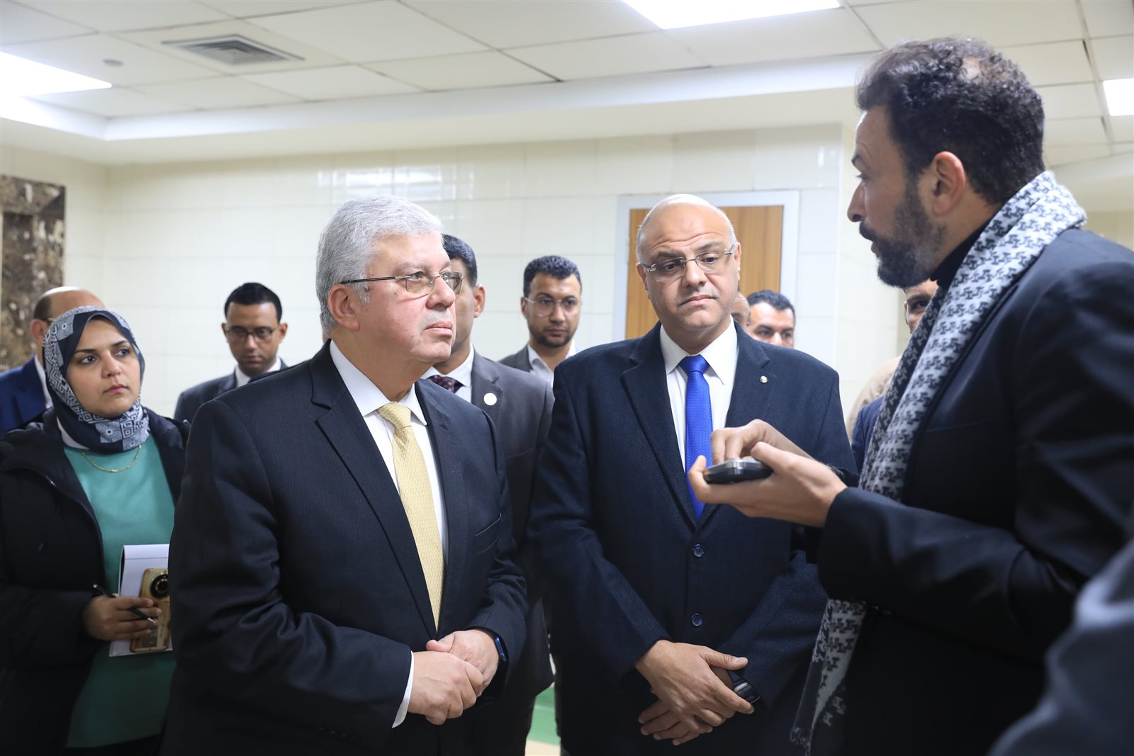وزير التعليم العالي يدعم غزة ويقوم بزيارة تفقدية للمصابين بمستشفى الناس الخيري في القليوبية
