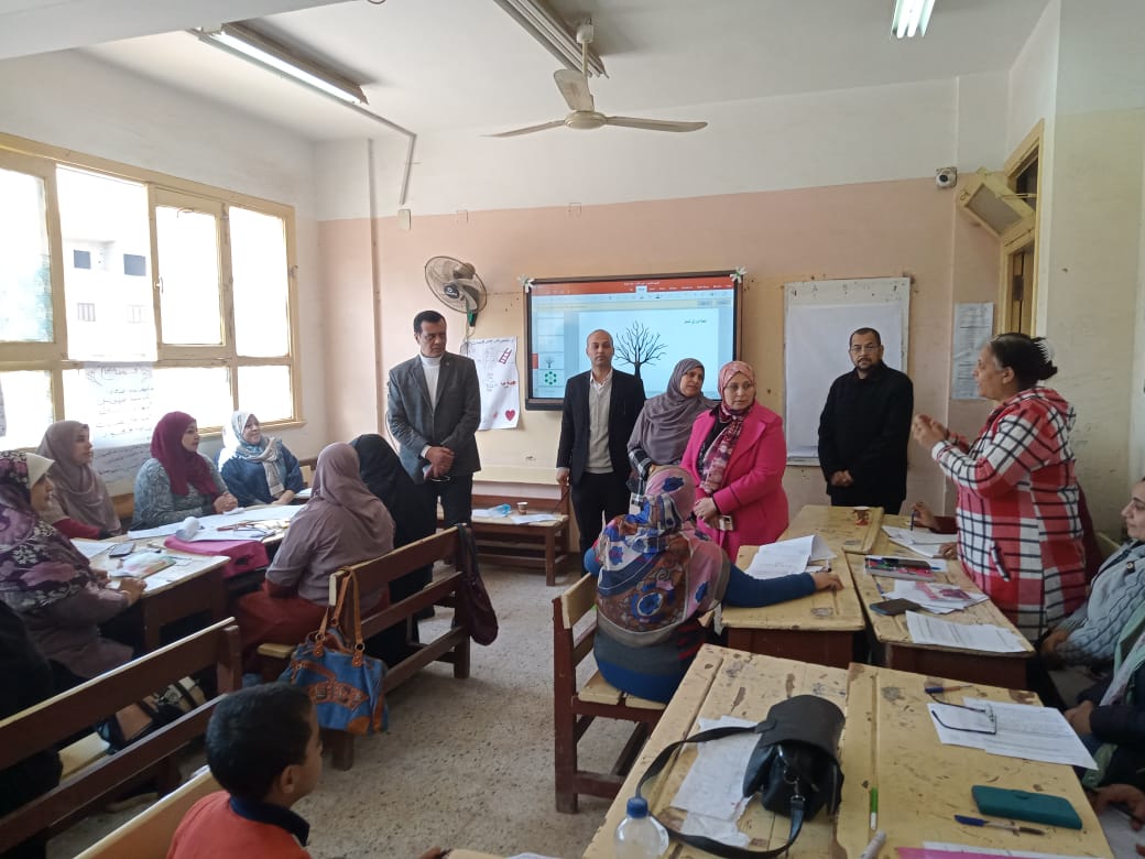 مدير تعليم سوهاج يتابع برامج التدريب