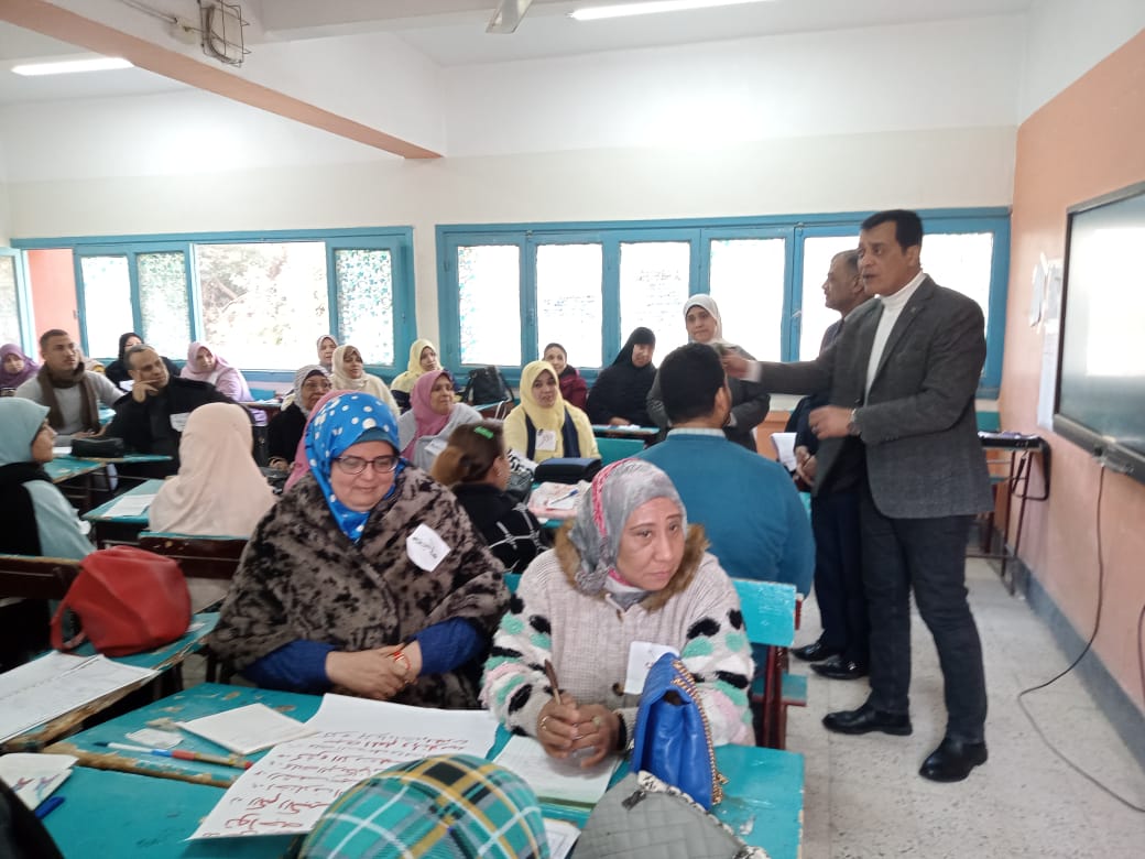 مدير تعليم سوهاج يتابع برامج التدريب