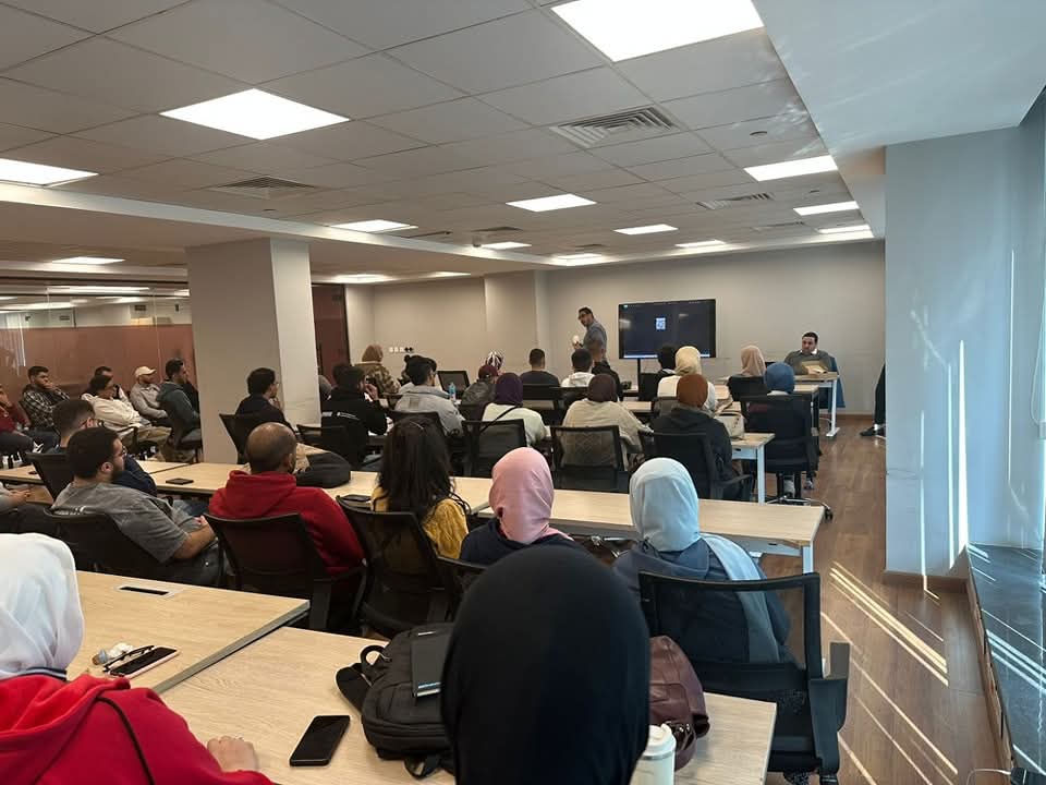 فريق الابتكار داخل جامعة عين شمس