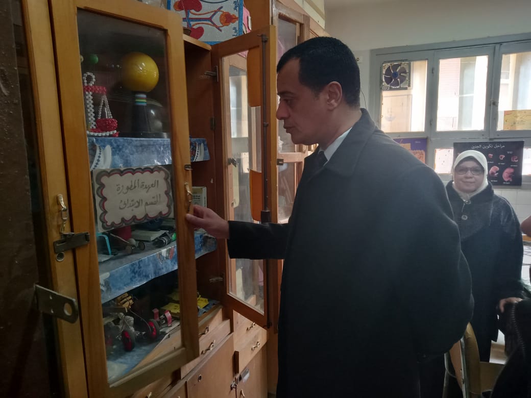 مدير تعليم سوهاج يتابع انتظام الدراسة بمدارس المحافظة