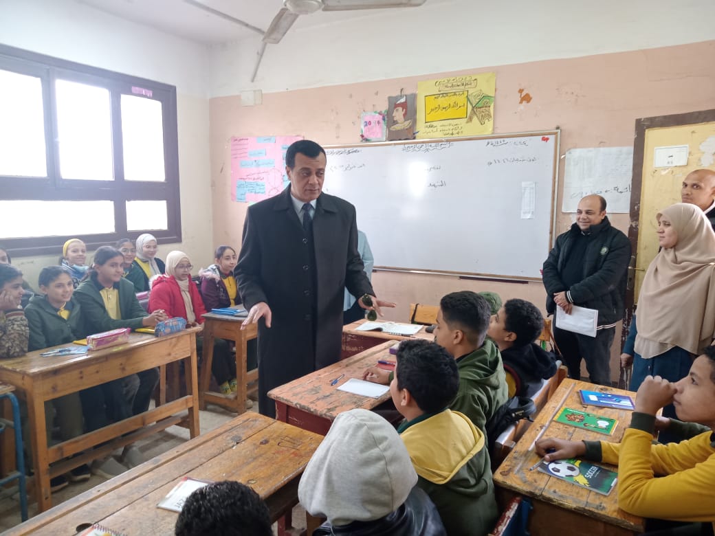 مدير تعليم سوهاج يتابع انتظام الدراسة بمدارس المحافظة