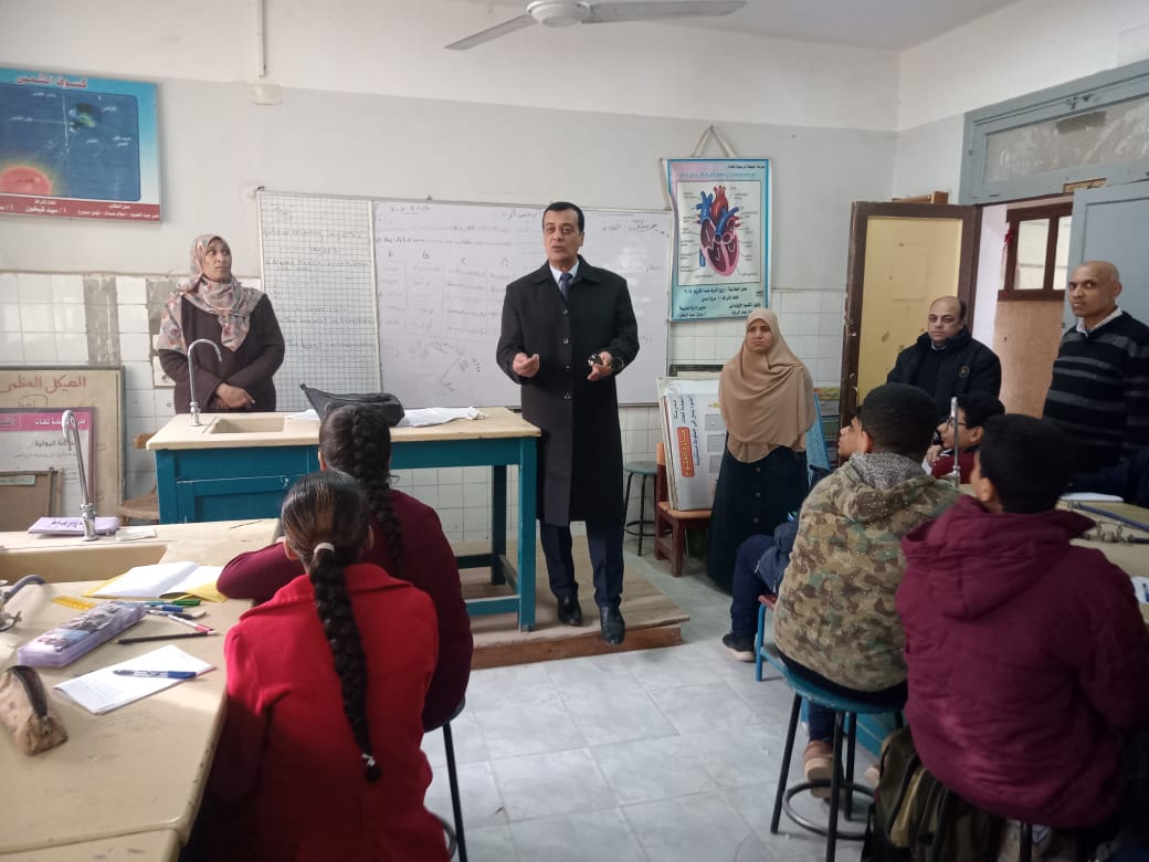 مدير تعليم سوهاج يتابع انتظام الدراسة بمدارس المحافظة
