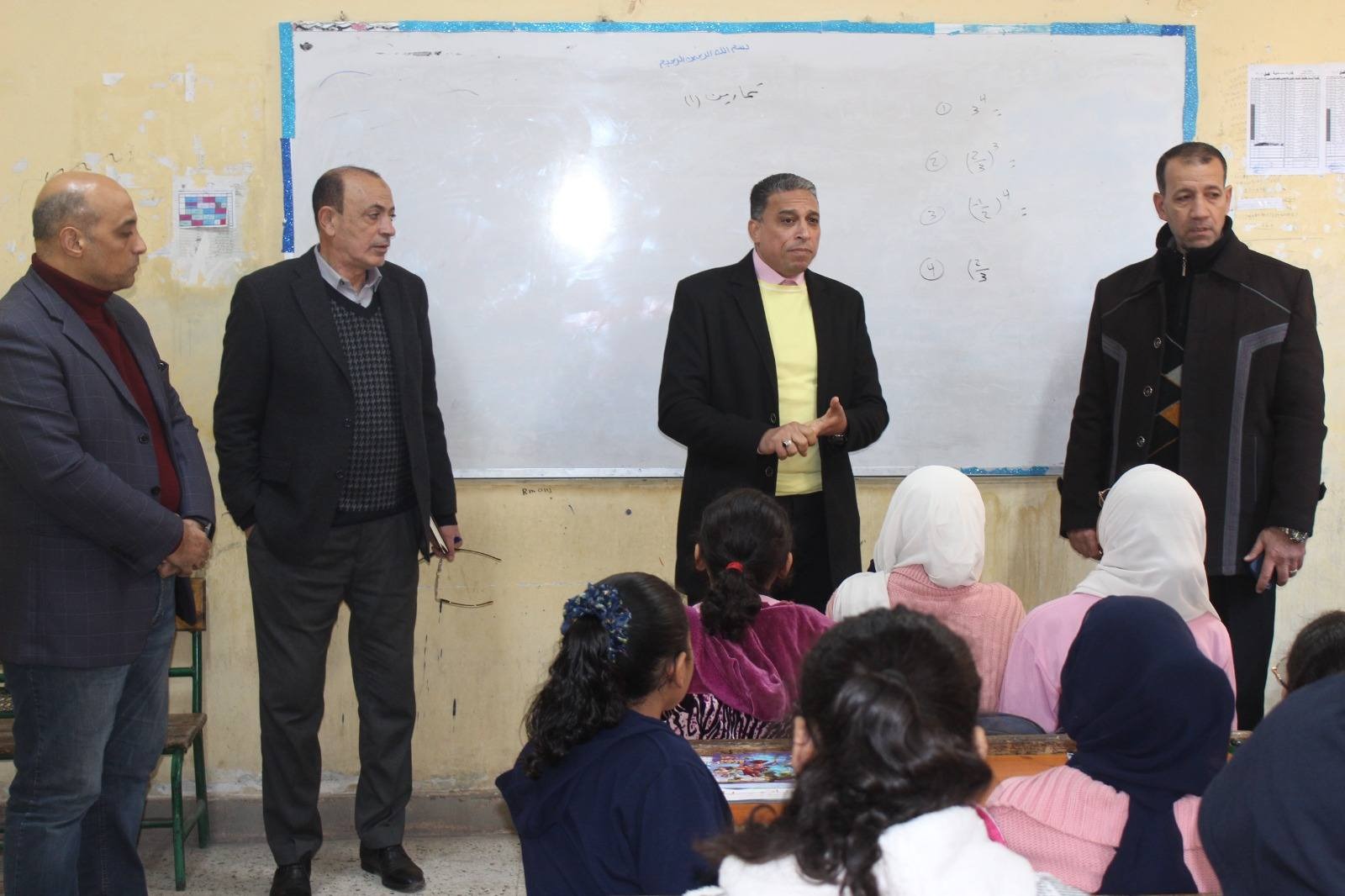 مدير تعليم الجيزة يتابع الانضباط المدرسي