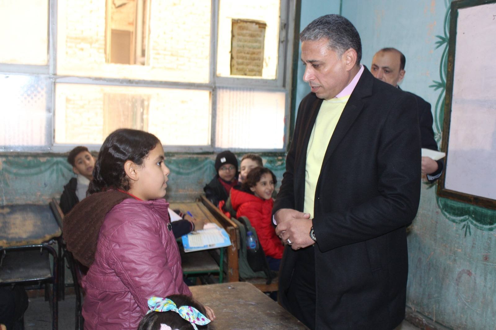 مدير تعليم الجيزة يتابع الانضباط المدرسي