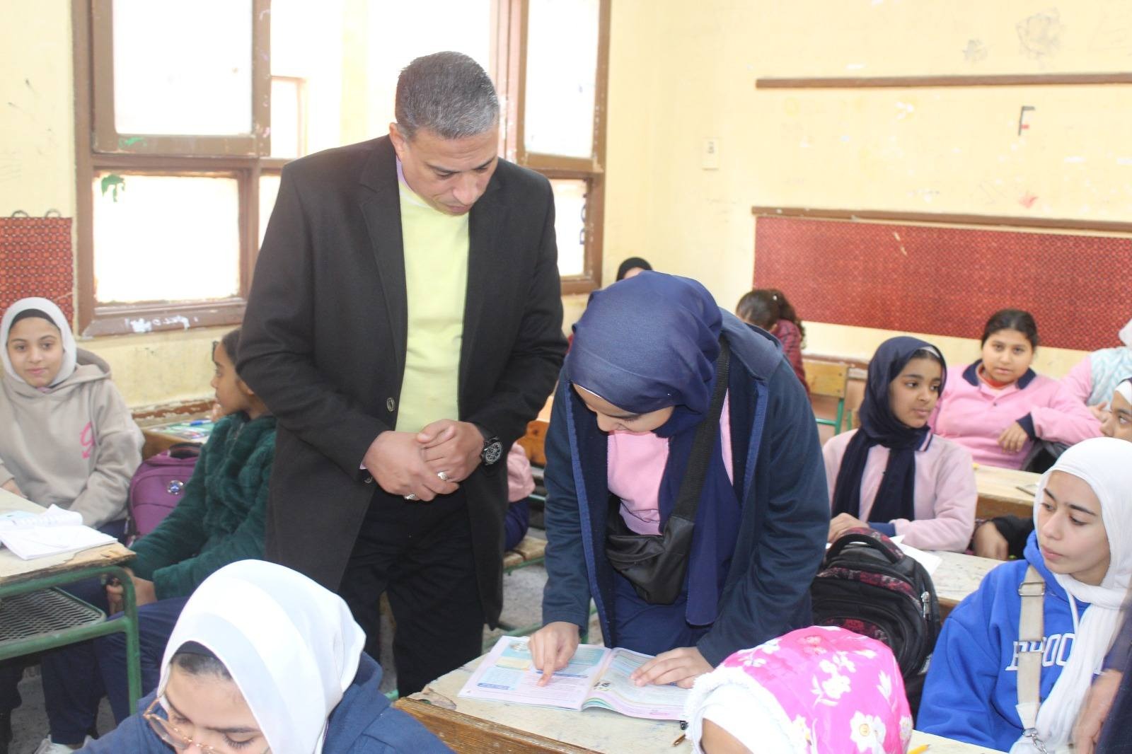 مدير تعليم الجيزة يتابع الانضباط المدرسي