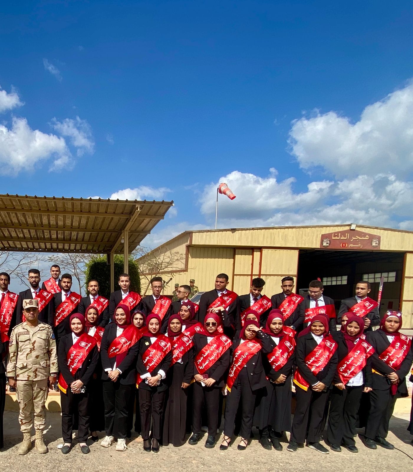 طلاب جامعة حلوان في زيارة ميدانية لوحدات المظلات المصرية