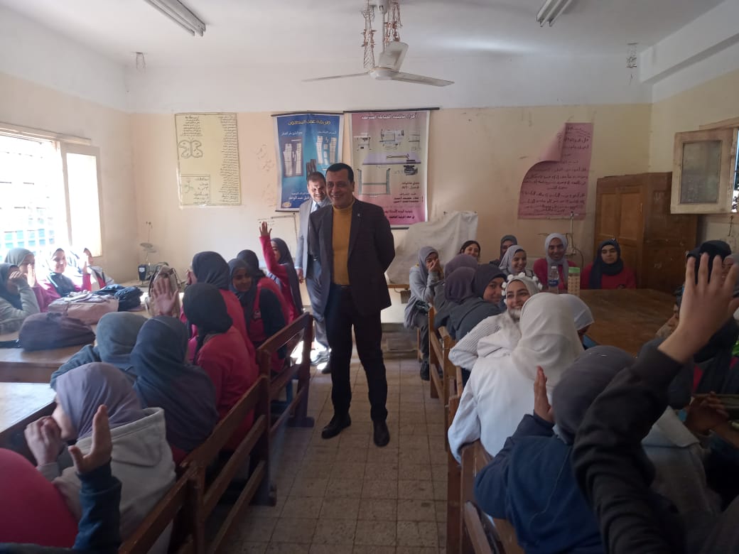مدير تعليم سوهاج يواصل جولاته الميدانية لمتابعة سير العملية التعليمية بمدارس المحافظة