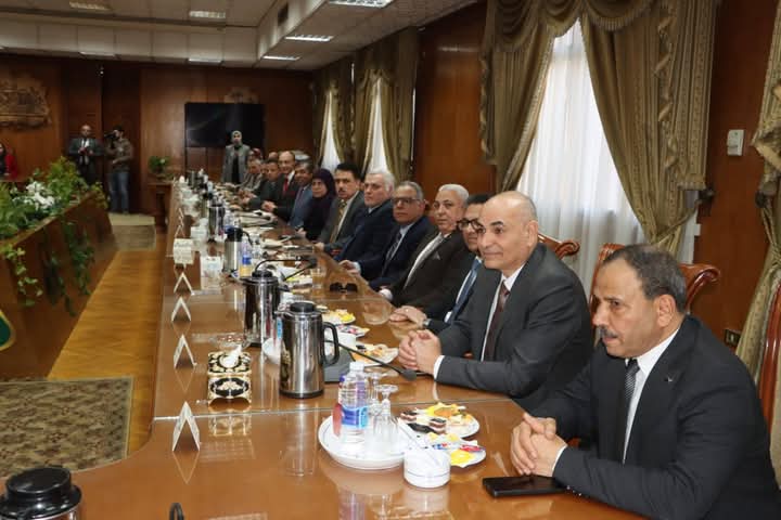 وزير التعليم العالي يناقش إنجازات وتطوير جامعة المنوفية في اجتماع موسع