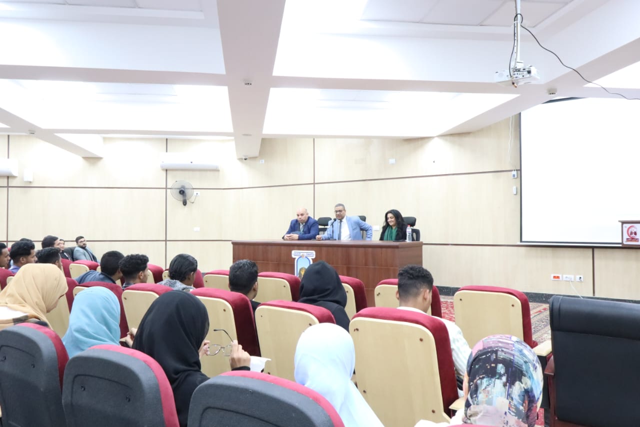 جامعة الأقصر تنظم ندوة توعوية لتعزيز التثقيف المالي لدى طلاب كلية الطب