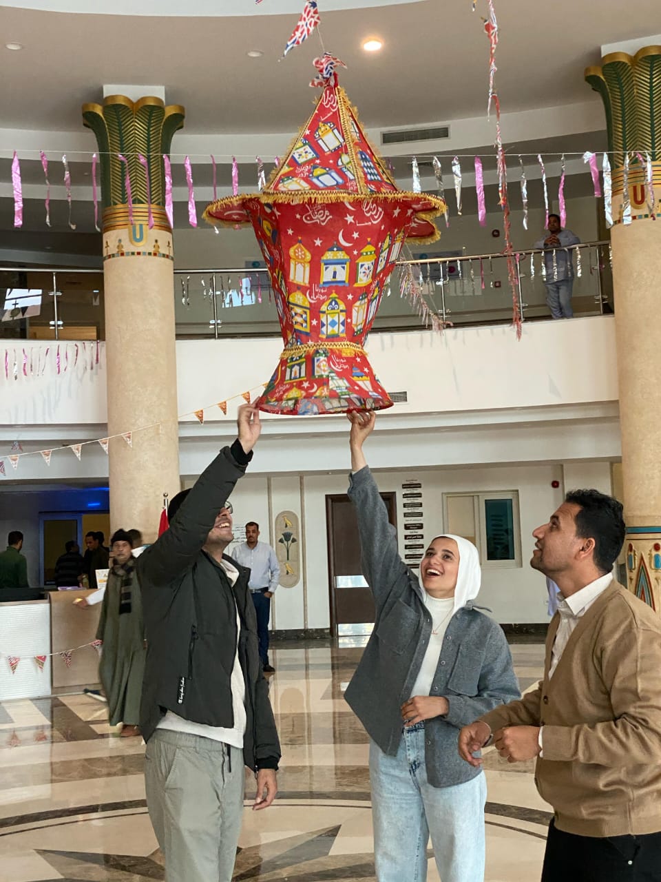 طلاب جامعة الأقصر ينشرون البهجة في مستشفى الأورمان