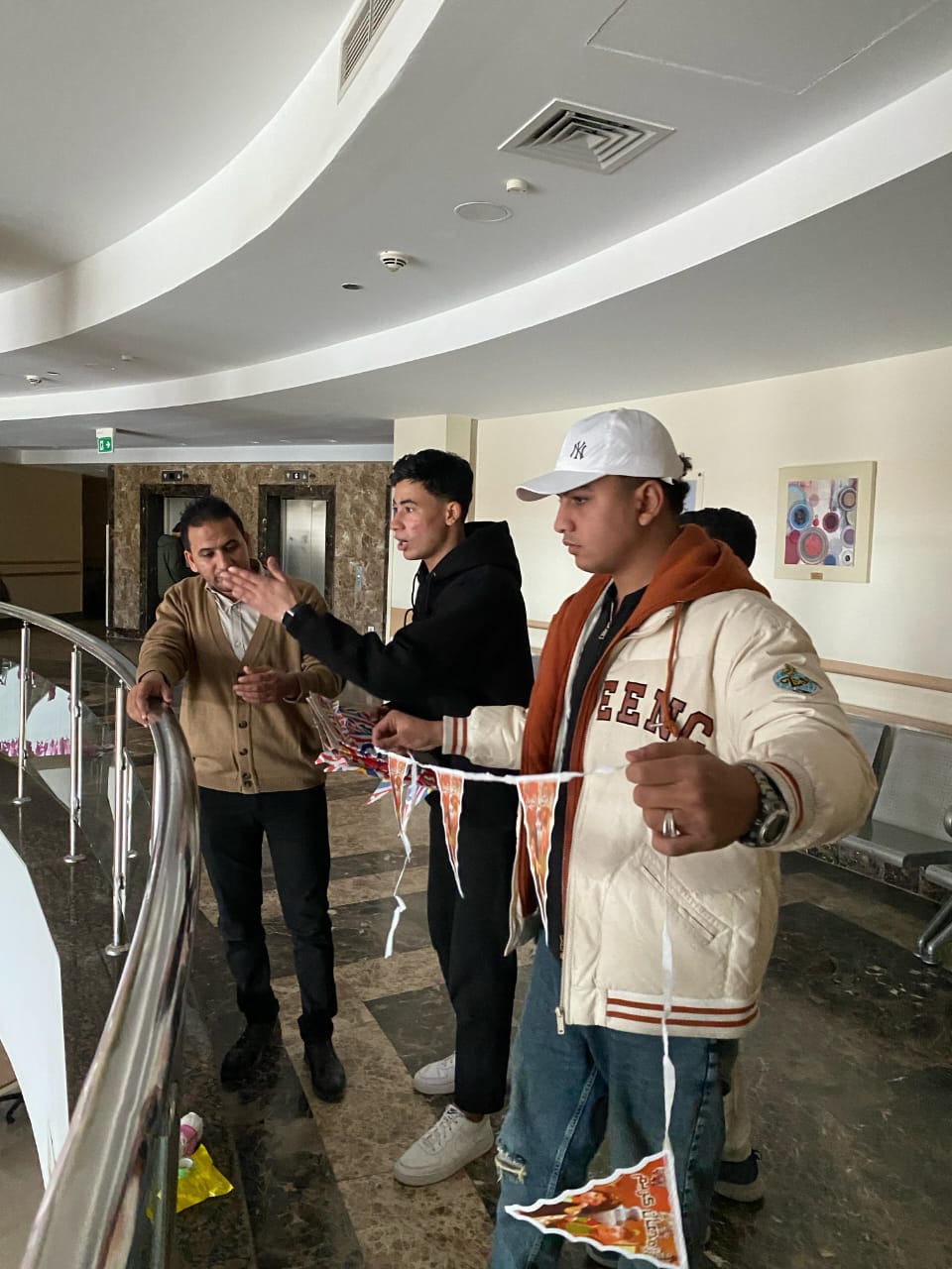 طلاب جامعة الأقصر ينشرون البهجة في مستشفى الأورمان