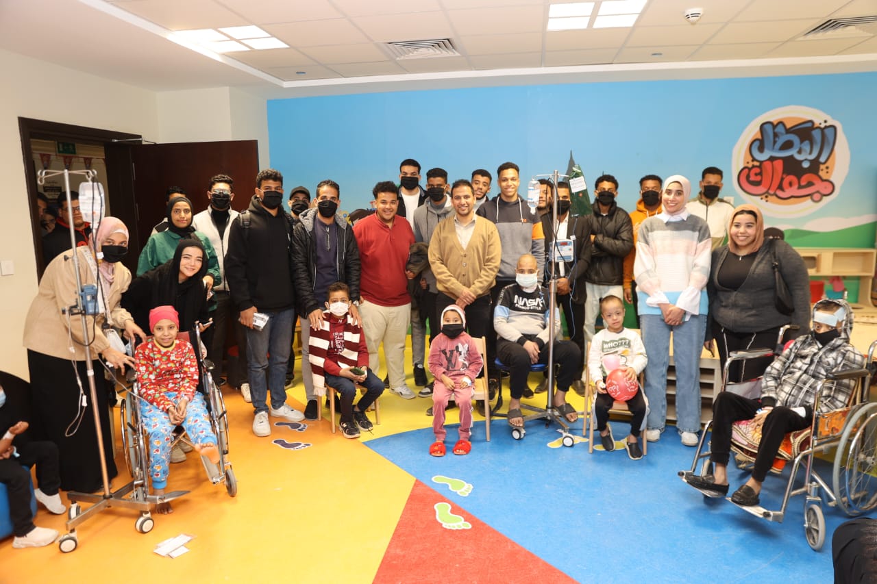 طلاب جامعة الأقصر ينشرون البهجة في مستشفى الأورمان