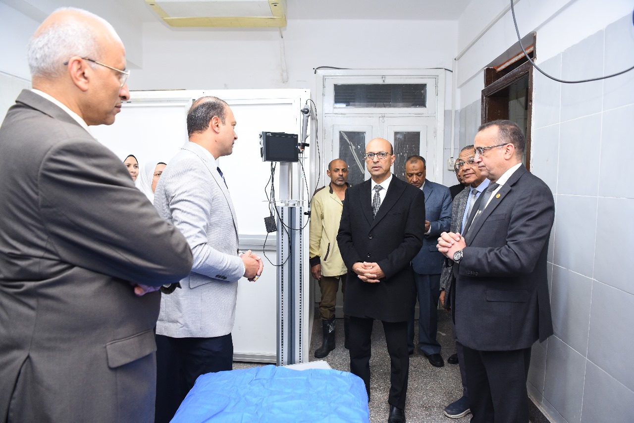 رئيس جامعة أسيوط يفتتح وحدة متطورة لمناظير صدر الأطفال 