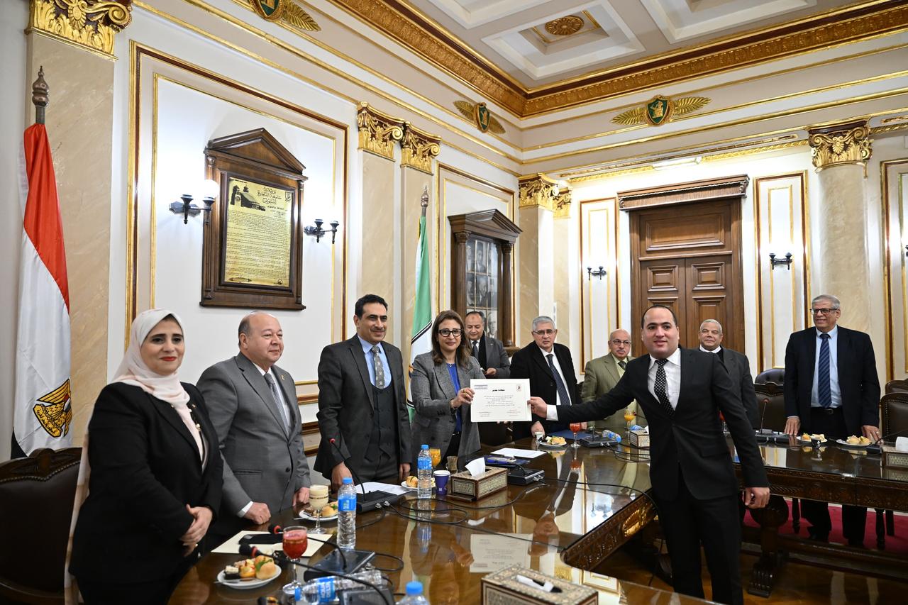 جامعة القاهرة تكرم الفائزين بمسابقة وقف الفنجري 2024