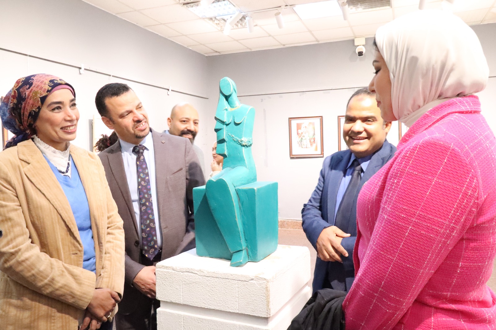 انطلاق المعرض الفني سيمبوزيوم الفنون الدولي الأول بجامعة الأقصر