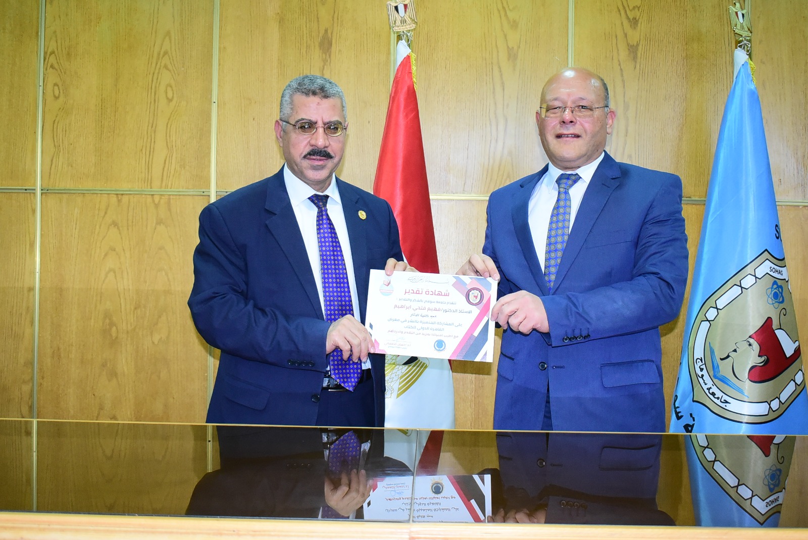 رئيس جامعة سوهاج يكرّم مبدعي الجامعة لمشاركتهم في معرض الكتاب