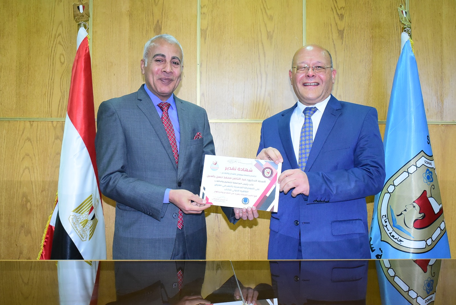 رئيس جامعة سوهاج يكرّم مبدعي الجامعة لمشاركتهم في معرض الكتاب