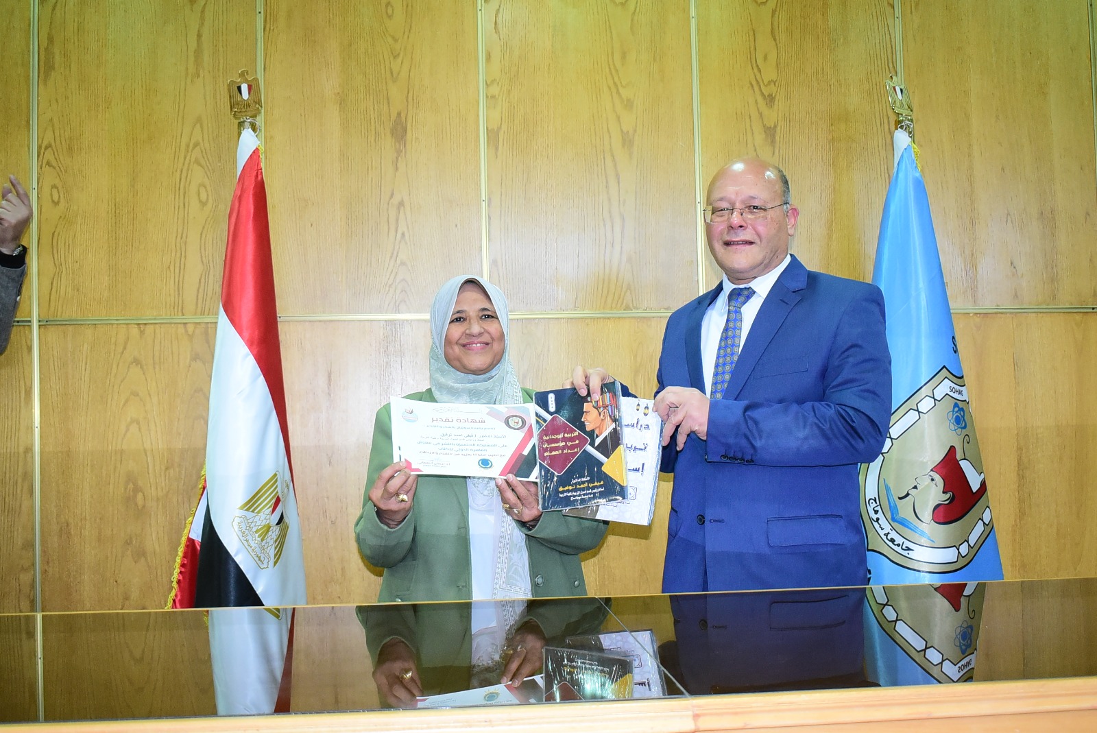 رئيس جامعة سوهاج يكرّم مبدعي الجامعة لمشاركتهم في معرض الكتاب