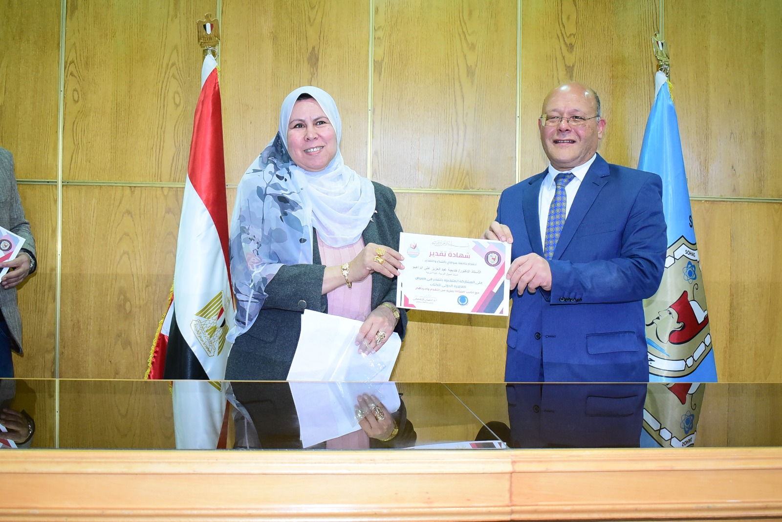 رئيس جامعة سوهاج يكرّم مبدعي الجامعة لمشاركتهم في معرض الكتاب