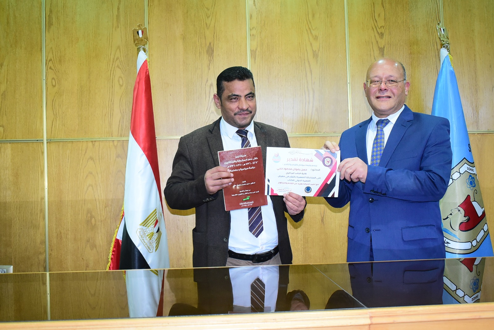 رئيس جامعة سوهاج يكرّم مبدعي الجامعة لمشاركتهم في معرض الكتاب