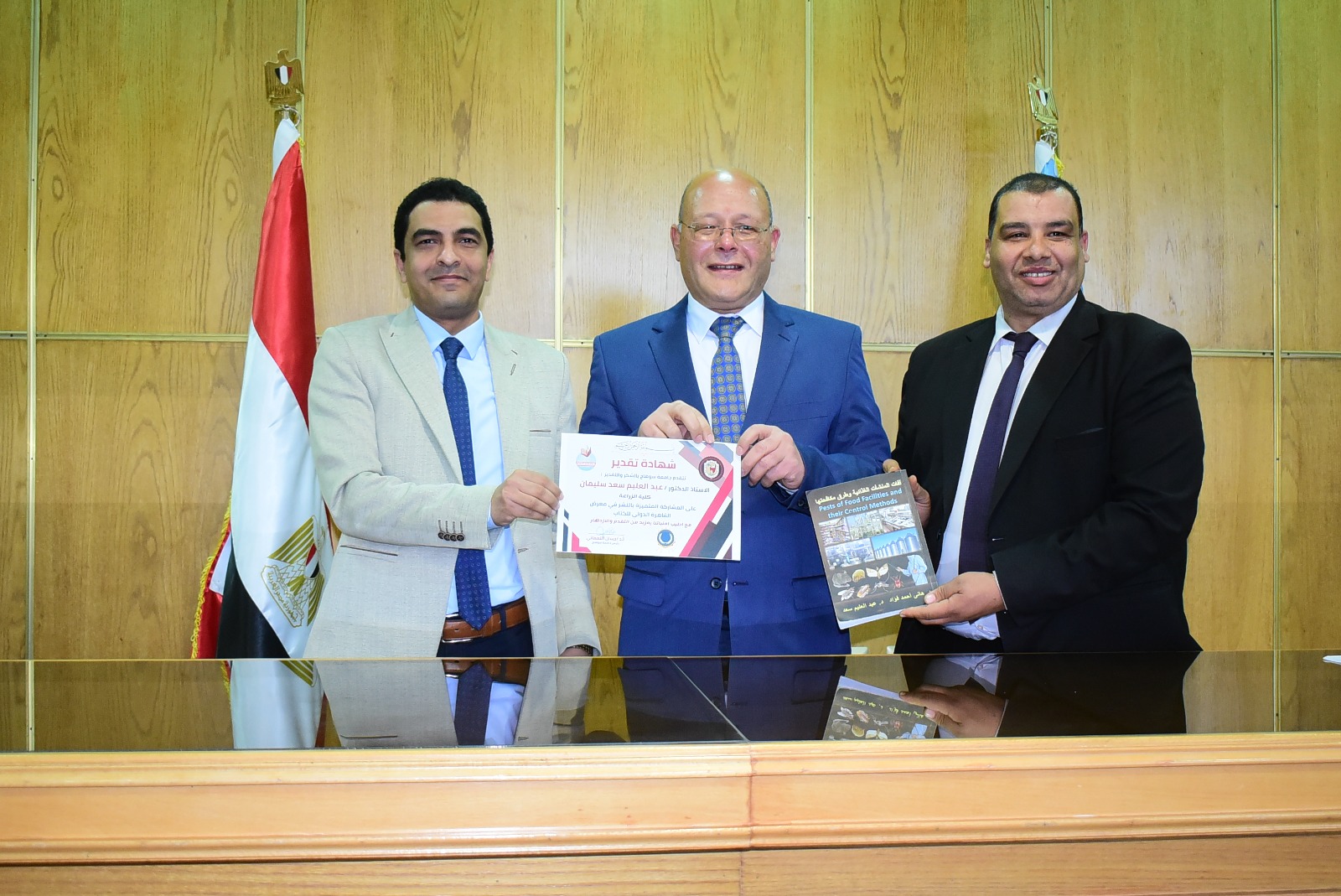 رئيس جامعة سوهاج يكرّم مبدعي الجامعة لمشاركتهم في معرض الكتاب