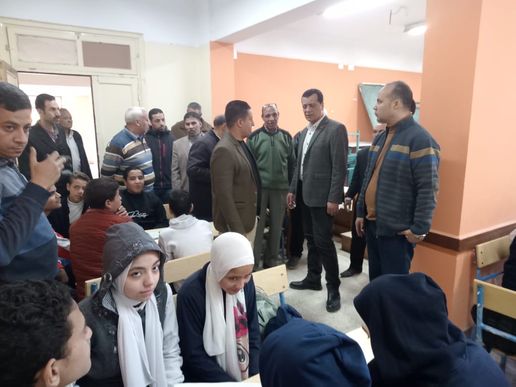 مدير تعليم سوهاج يواصل جولاته الميدانية للاطمئنان على الدراسة