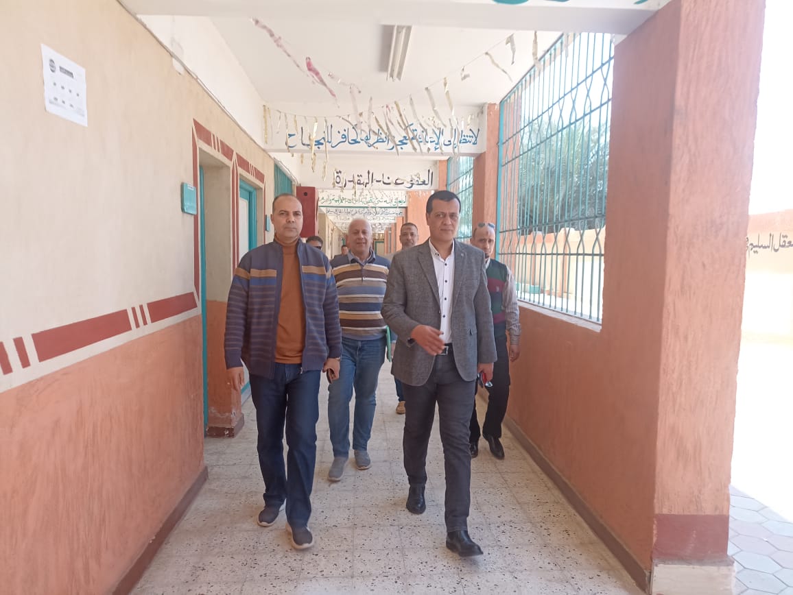 مدير تعليم سوهاج يواصل جولاته الميدانية للاطمئنان على الدراسة