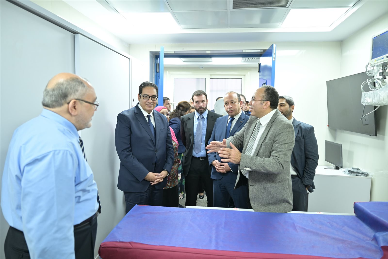 رئيس جامعة القاهرة يعلن إطلاق تطويرًا طبيًا متقدمًا بوحدة مناظير الجهاز الهضمي