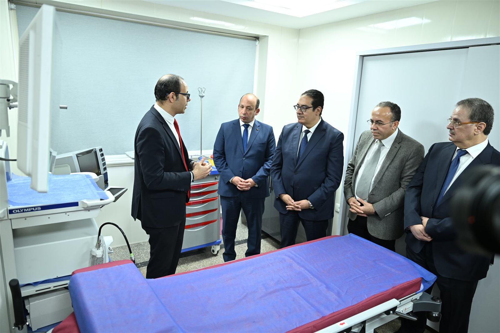 رئيس جامعة القاهرة يعلن إطلاق تطويرًا طبيًا متقدمًا بوحدة مناظير الجهاز الهضمي