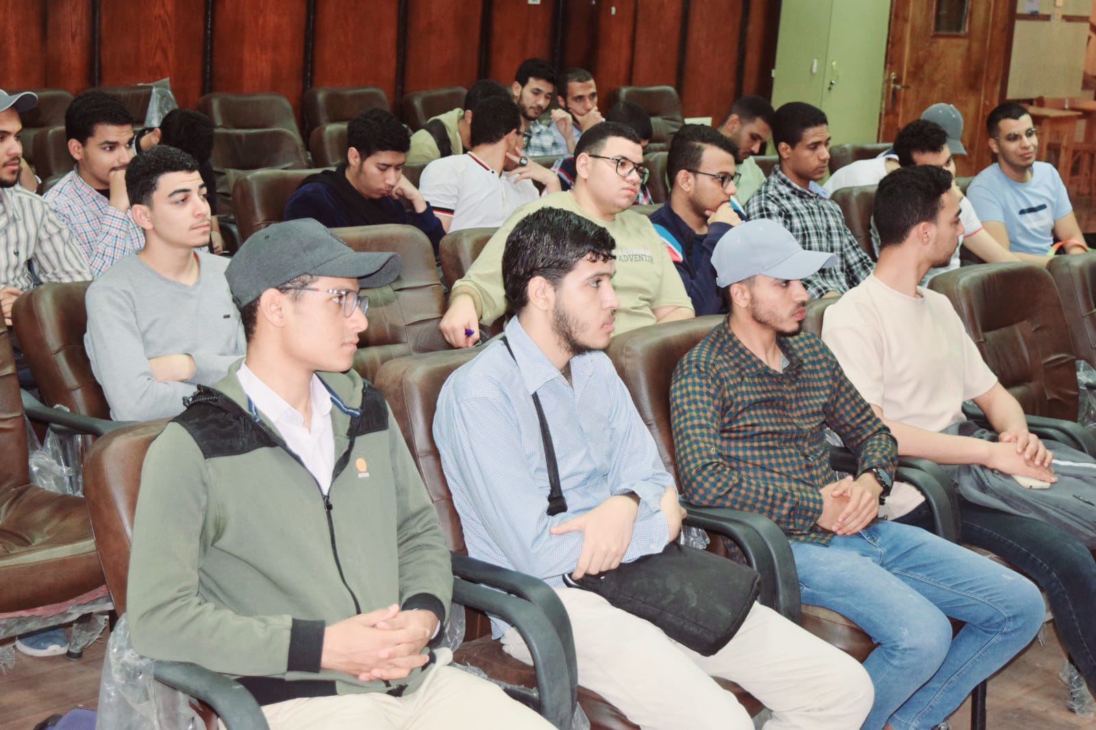 ندوة عن التوعية بالأنشطة المالية غير المصرفية بكلية الطب