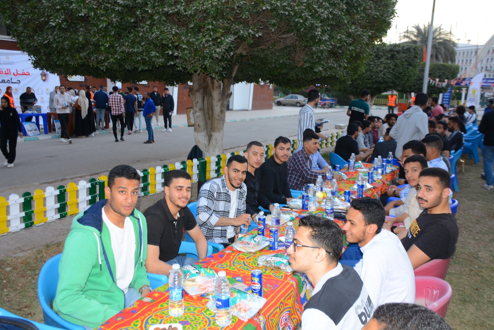 جامعة أسيوط تجمع طلابها في إفطار جماعي مميز