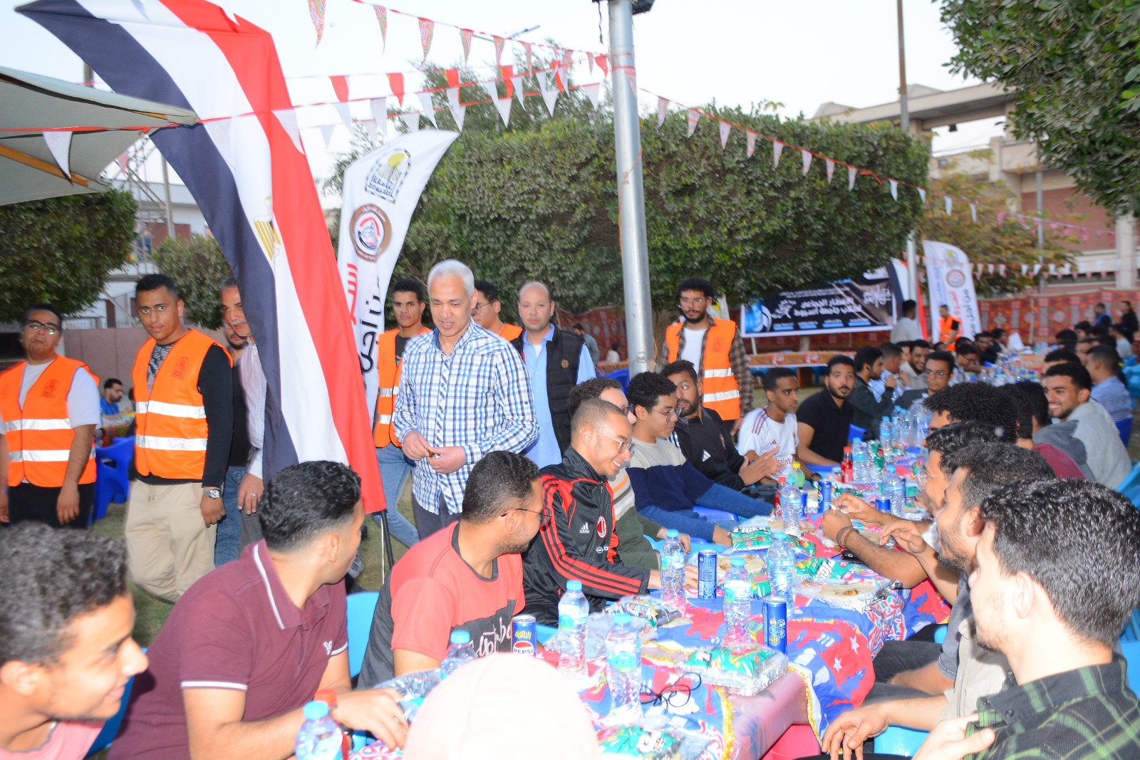 جامعة أسيوط تجمع طلابها في إفطار جماعي مميز