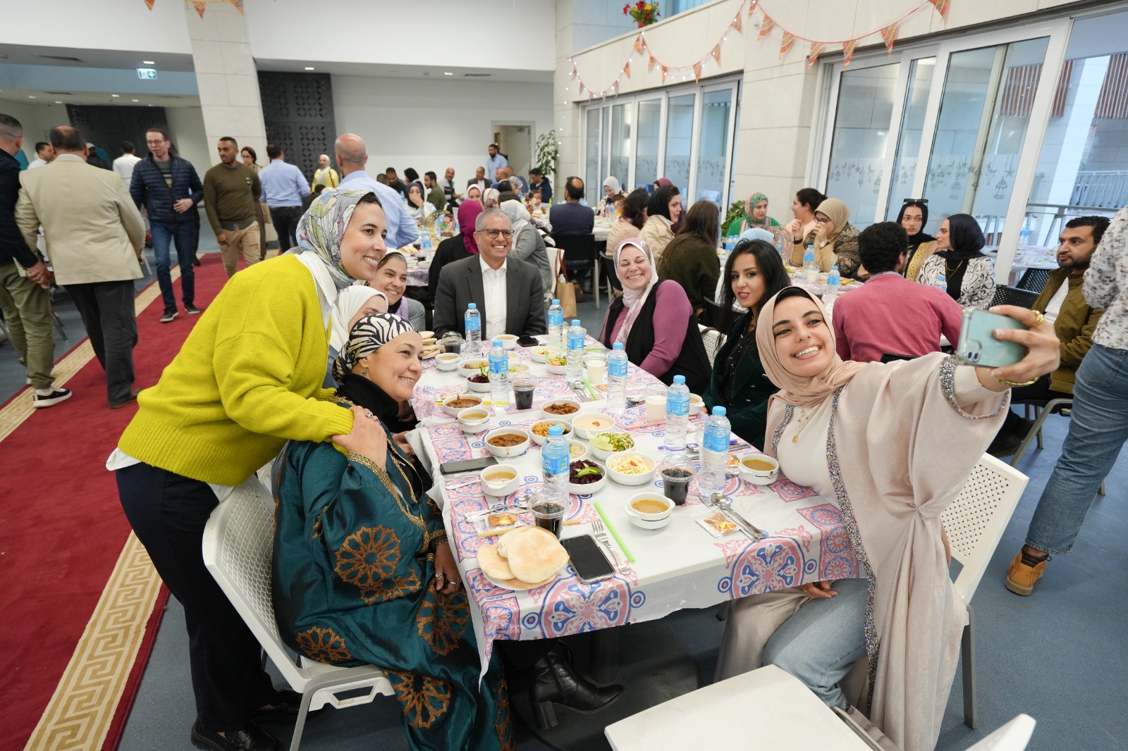 رئيس الجامعة اليابانية يشارك في حفل إفطار رمضاني مع أسرة الجامعة