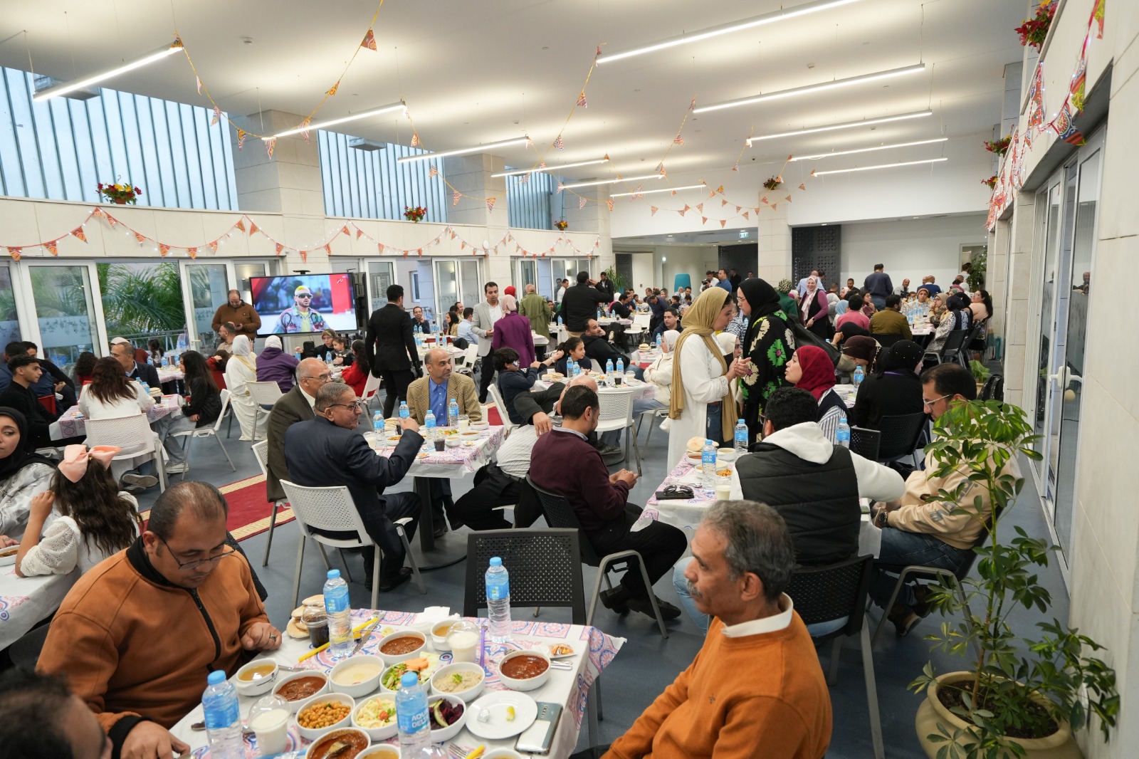 رئيس الجامعة اليابانية يشارك في حفل إفطار رمضاني مع أسرة الجامعة