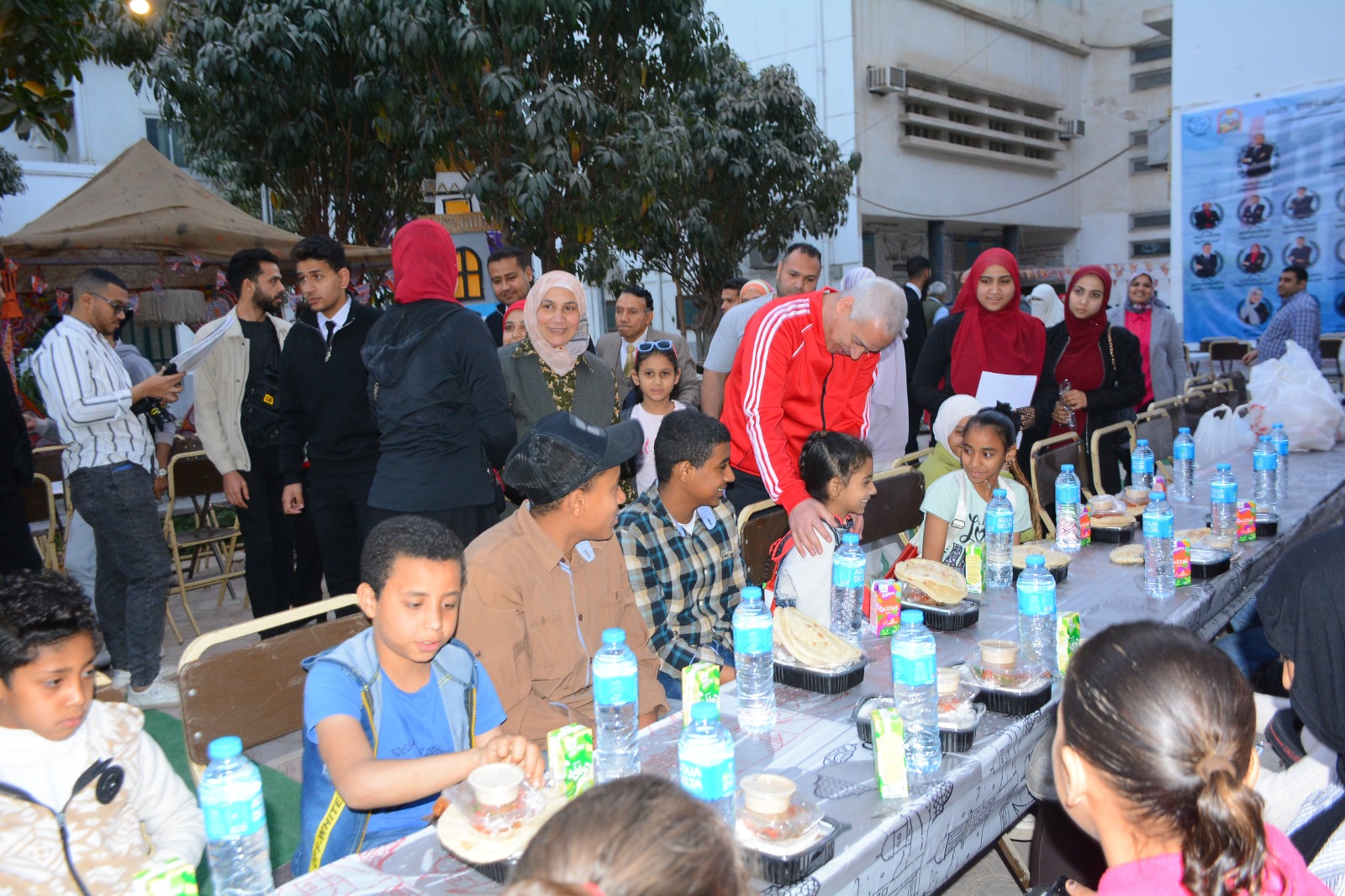 إفطار رمضاني يجمع أسرة جامعة أسيوط بمشاركة 30 طفلًا يتيمًا