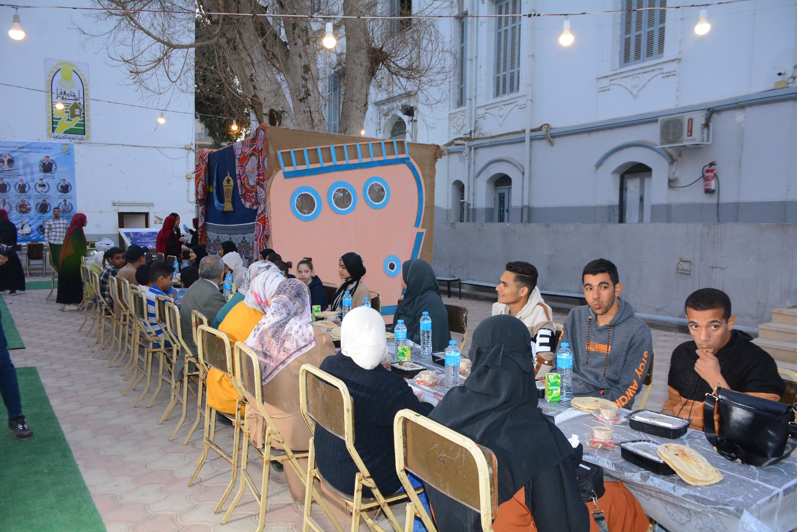 إفطار رمضاني يجمع أسرة جامعة أسيوط بمشاركة 30 طفلًا يتيمًا