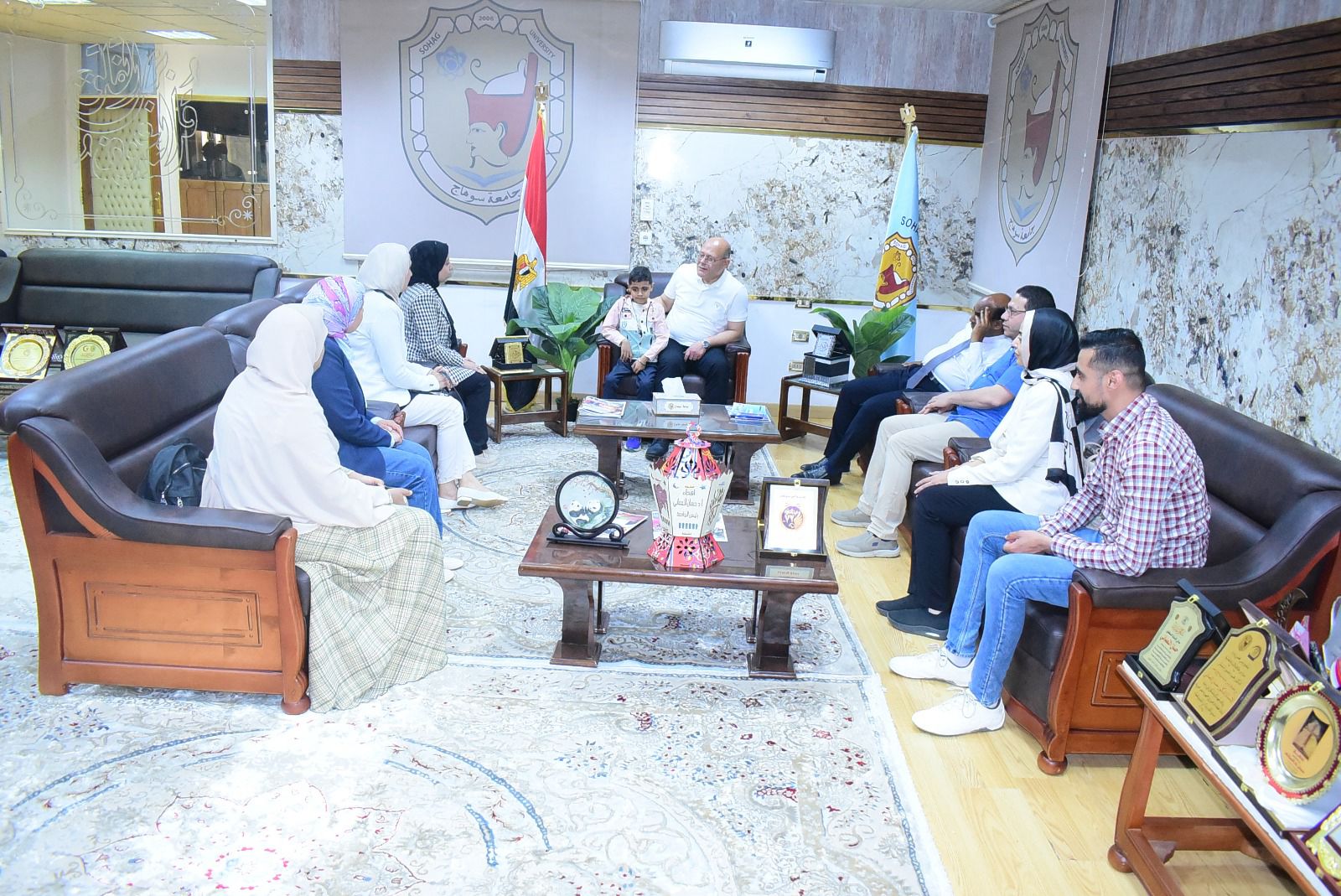 رئيس جامعة سوهاج يستجيب لاستغاثة أسرة طفل يعاني من ضمور العضلات